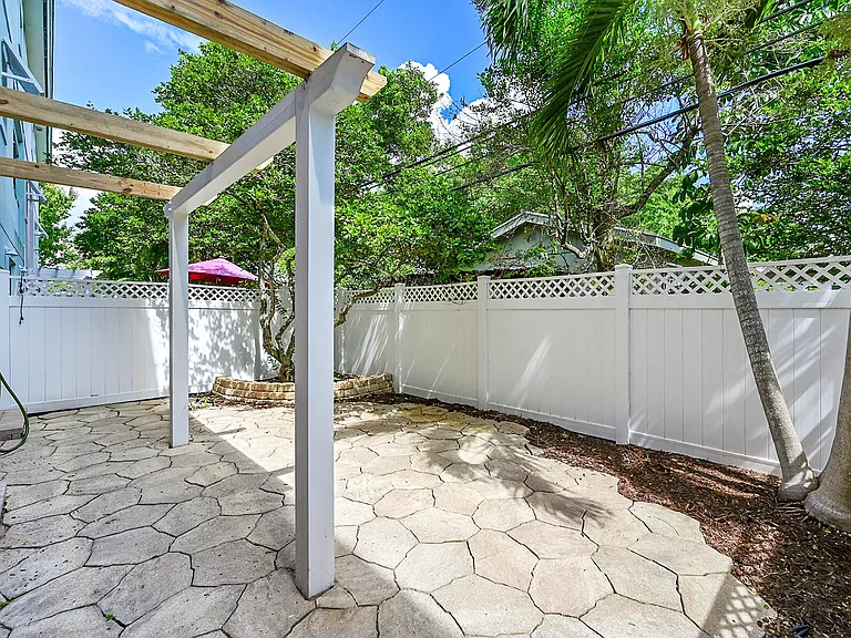 453 NE 1st St — Photo 51