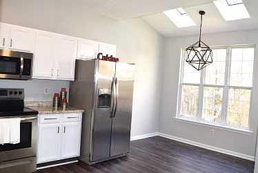 4th image of 419 Woodstock Ln