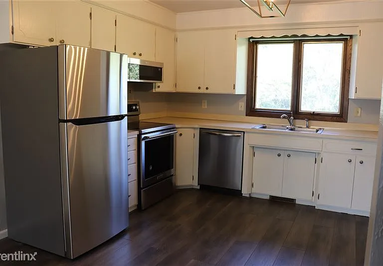 700 E Turnpike Ave — Photo 5