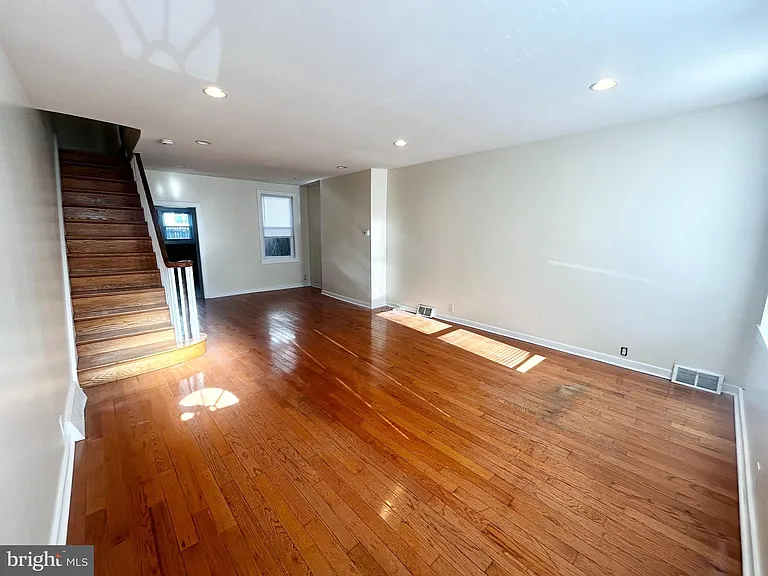 2105 W Seybert St #HOUSE — Photo 2