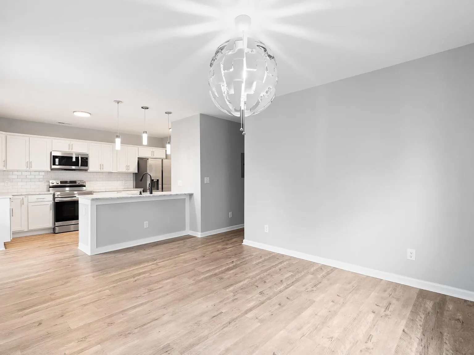 3 bed, 936 sqft, $2,100 — Photo 2