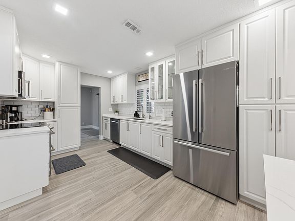 3rd image of 282 NE 27th Court