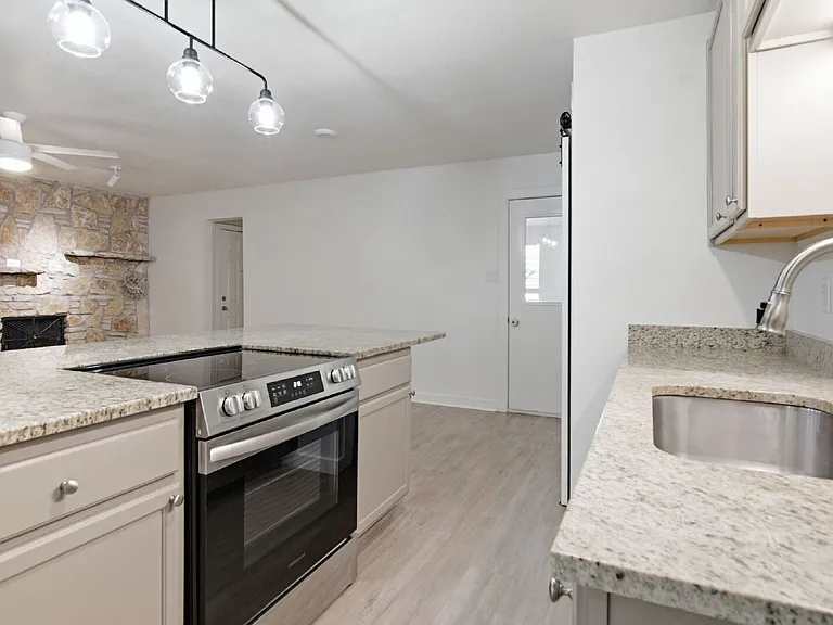 809 James St — Photo 13