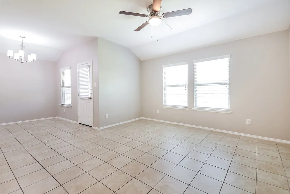 4 bed, 2.0 bath, 1587 sqft, $1,990 — Photo 4