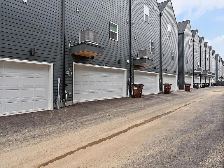 608 Markham St — Photo 17
