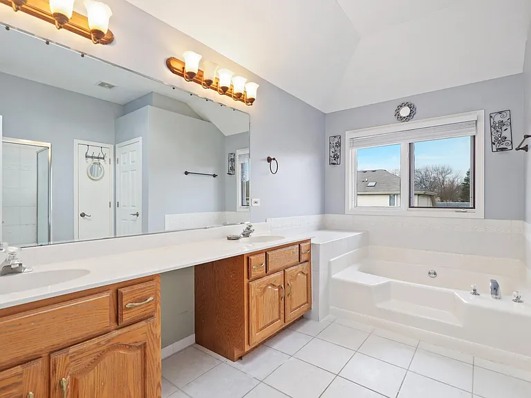 520 N Veterans Pkwy — Photo 25