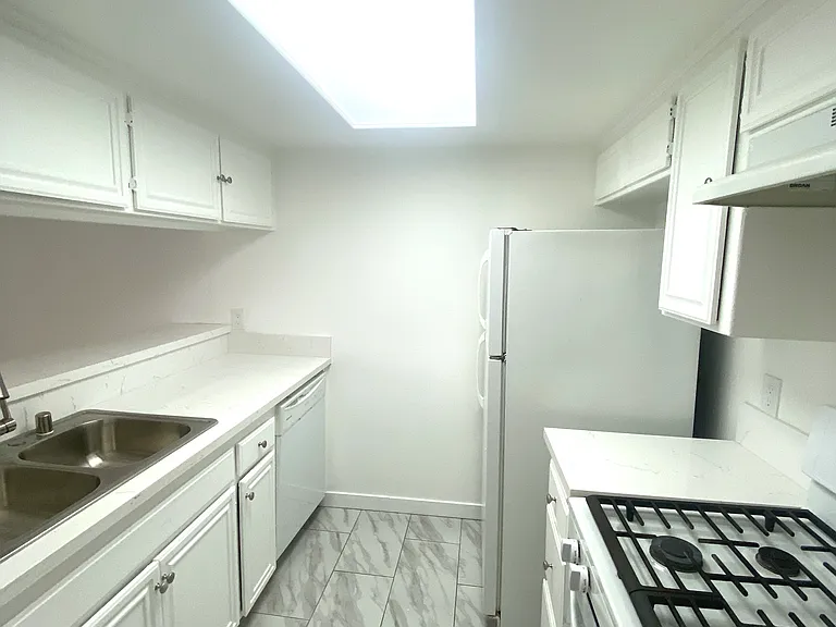 5617 Carlton Way #204 — Photo 15
