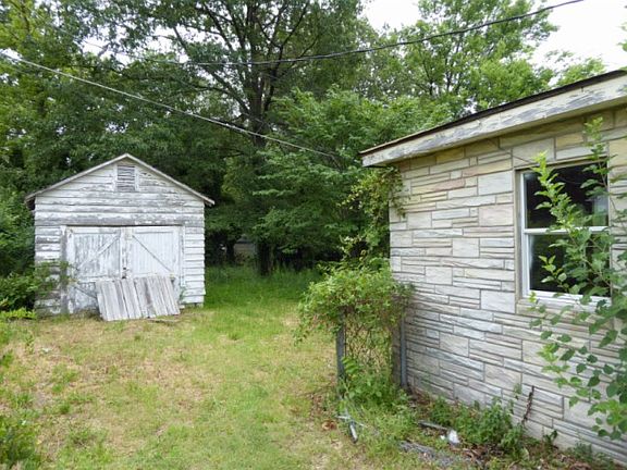2nd image of 3015 Hoskins Dr