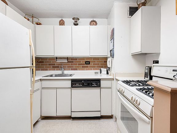 3rd image of 220 Manhattan Ave APT 2V
