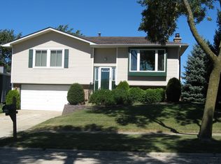 740 Case Dr, Roselle, IL 60172