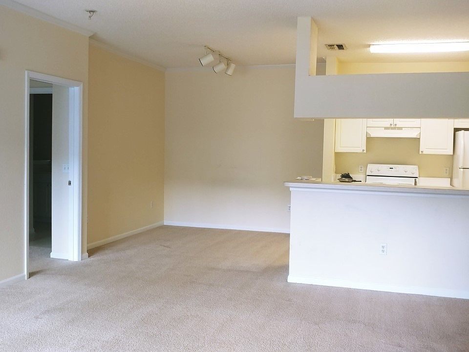 1st image of 814 Arbor Lakes Cir
