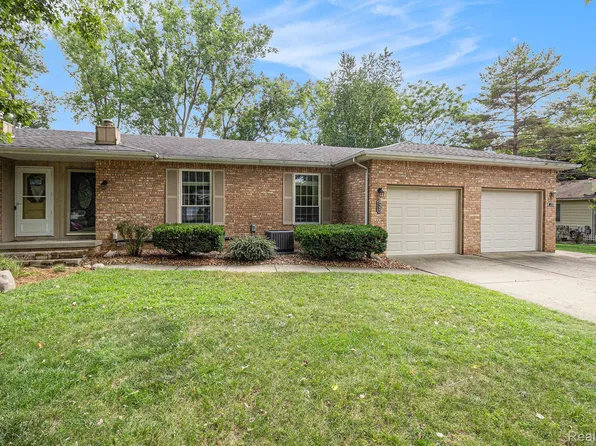 2497 Golden Shores Dr, Fenton, MI 48430