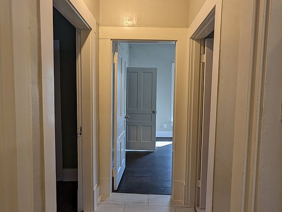 3rd image of 534 E Sycamore St