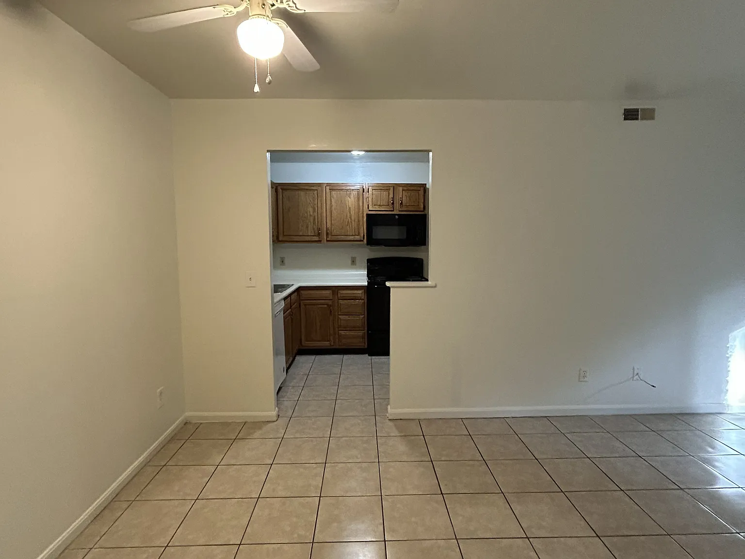 2 bed, 750 sqft, $975 — Photo 2