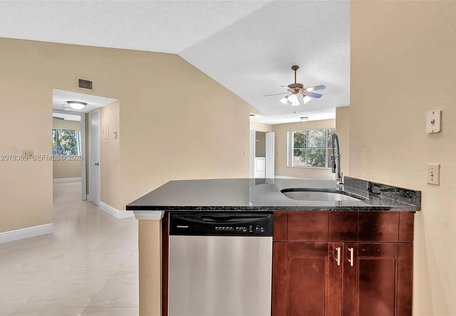Coral Key Condo — Photo 4