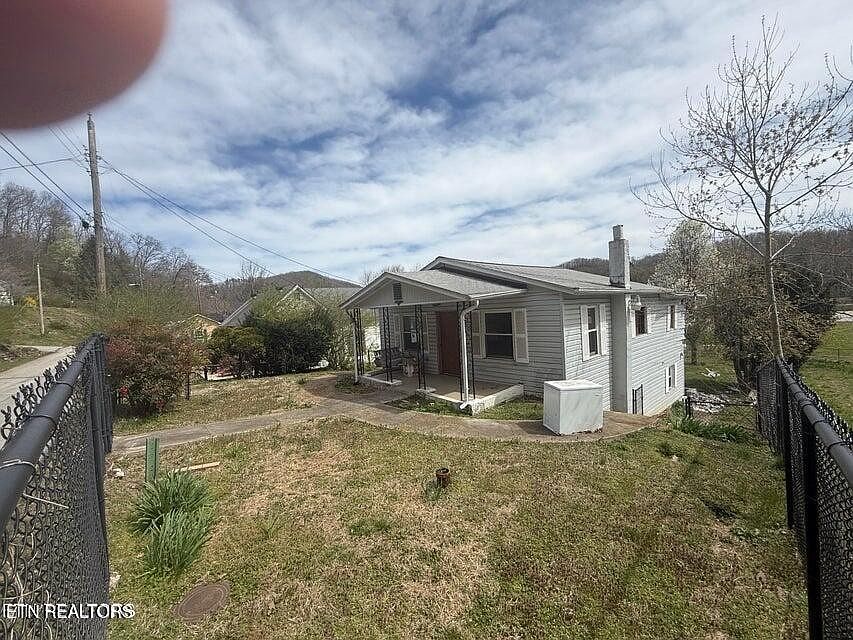 2nd image of 411 Hen Valley Rd