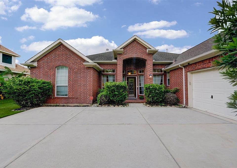 1st image of 16507 Falcons Cove Dr