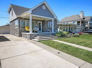22640 Wildwood St, Saint Clair Shores, MI 48081