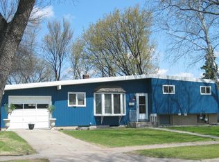 412 25th Ave S, Grand Forks, ND 58201