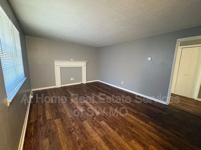 2 bed, 1.0 bath, $880 — Photo 2