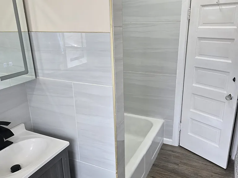 Full bath upstairs