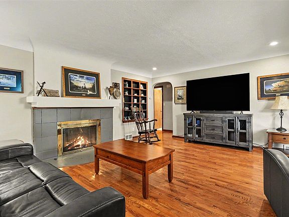 5th image of 1295 Pontiac Rd