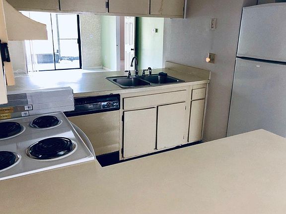 ANOTHER OF KITCHEN LIKE NEW. WELL DESIGNED. PERFECT IN FACT. EVERYTHING AT YOUR FINGER TIPS. ROTATE AND YOU HAVE IT.