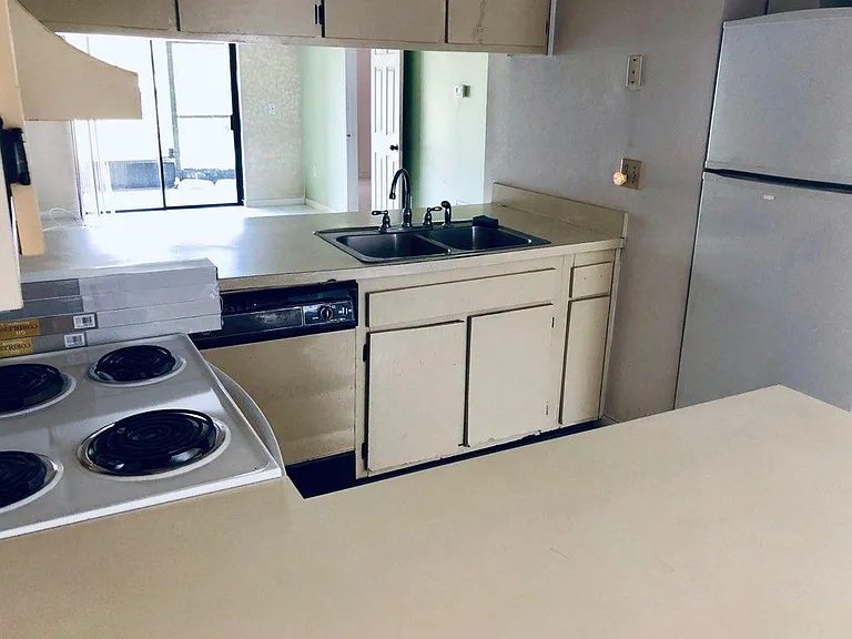 ANOTHER OF KITCHEN LIKE NEW. WELL DESIGNED. PERFECT IN FACT. EVERYTHING AT YOUR FINGER TIPS. ROTATE AND YOU HAVE IT.