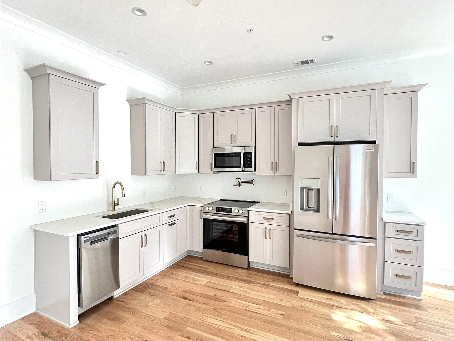 3 bed, 1359 sqft, $3,295 — Photo 4