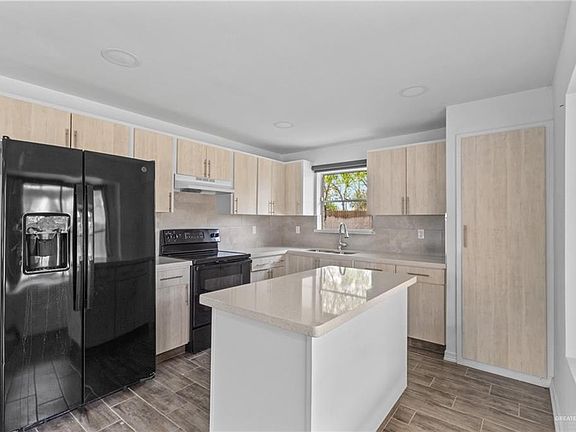 4th image of 2627 Falcon Ave