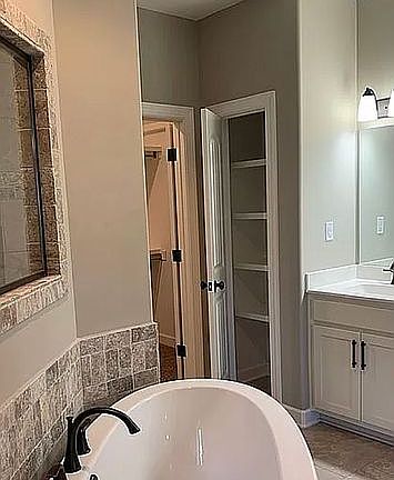 4th image of 3605 Enclave Dr