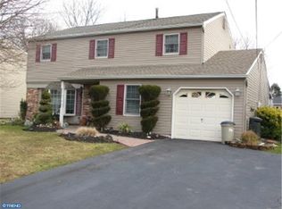 527 Penrose Ln, Warminster, PA 18974