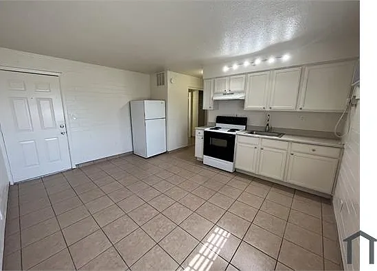 901 E Pierce St #5 — Photo 3