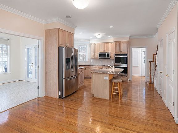 4th image of 11008 Sheridan Dr