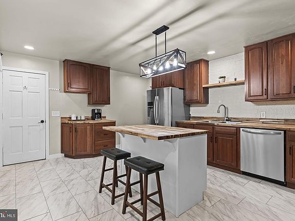3rd image of 8221 Hickory Dr