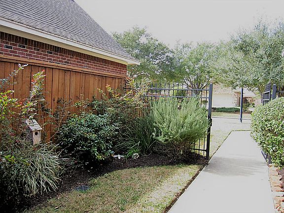 5th image of 32 Red Oak Ct