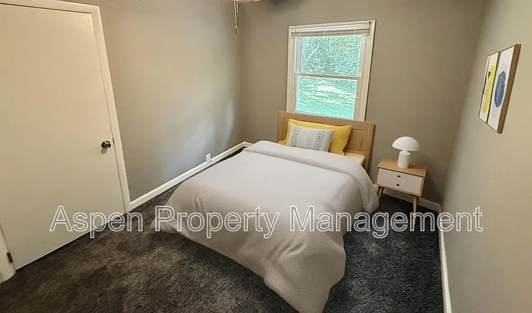 314 S Woodlawn Ave — Photo 6