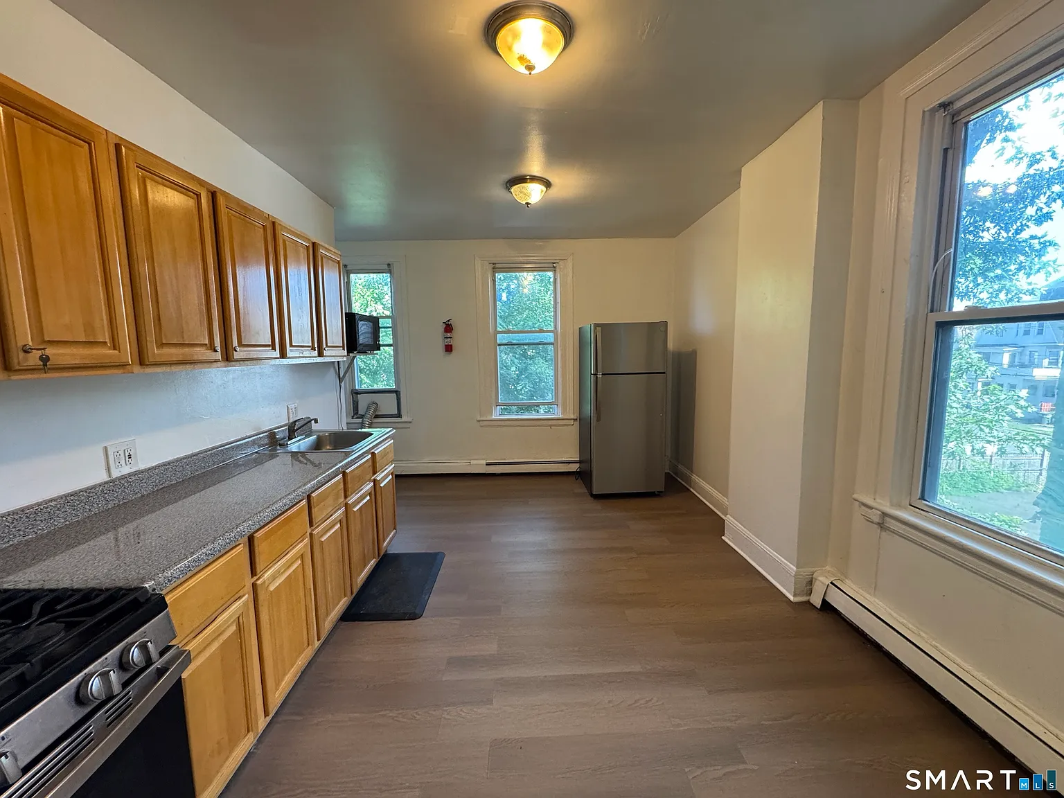 4 bed, 1.5 bath, 1940 sqft, $2,400 — Photo 2