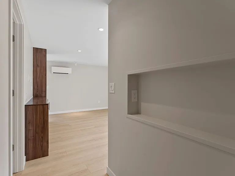 McKinnley Apartments - Luxury Studios! — Photo 22