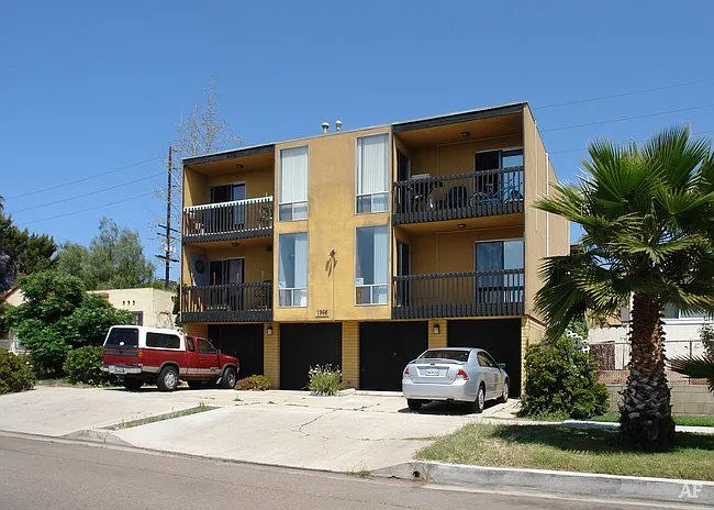 1966 Hornblend St — Photo 2
