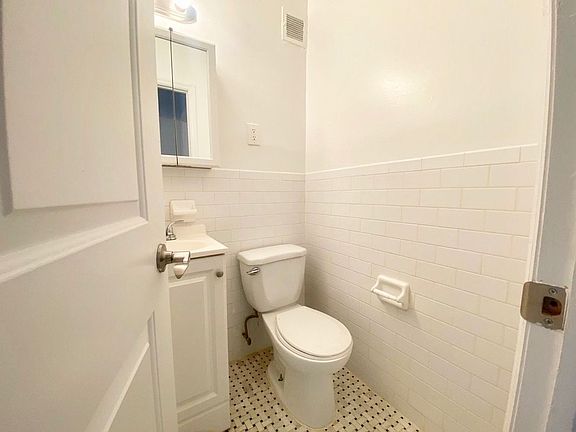 4th image of 136 Saint Pauls Pl #44B