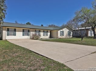 230 Sollock Dr, Devine, TX 78016