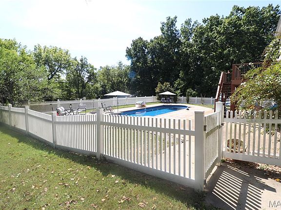 3rd image of 1490 Cole Rd