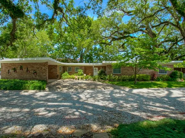 2 Shadow Ln, Metairie, LA 70005