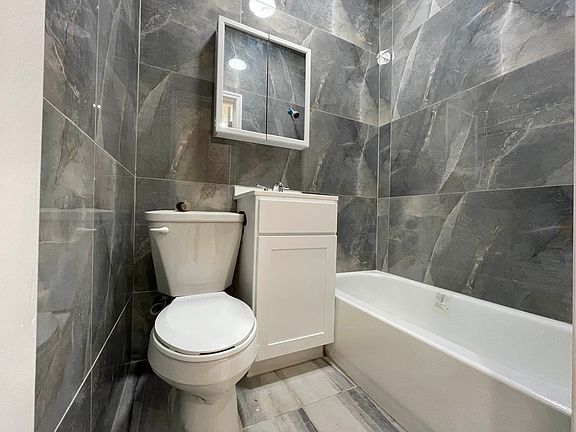 4th image of 310 Evergreen Ave #2R