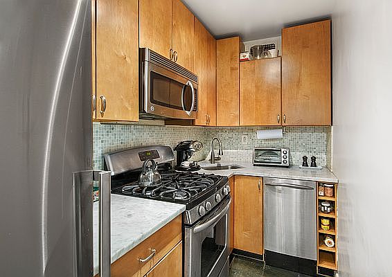 5th image of 14 Horatio St APT 6D