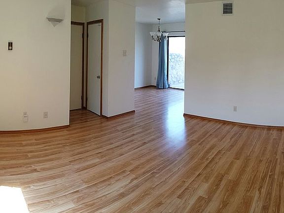 Living Rm looking to Dining 