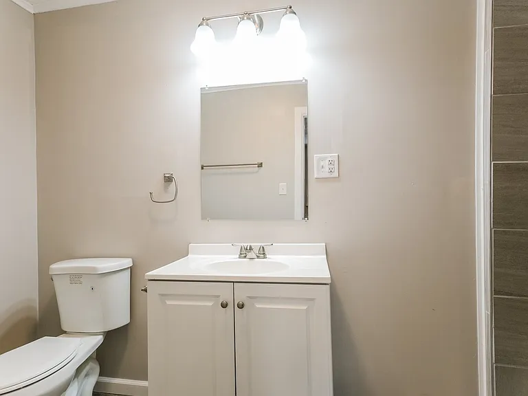914236_026_main_bathroom_13599102.jpg