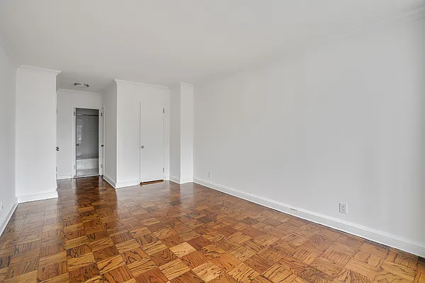 Rented by Manhattan Realty Group | media 23