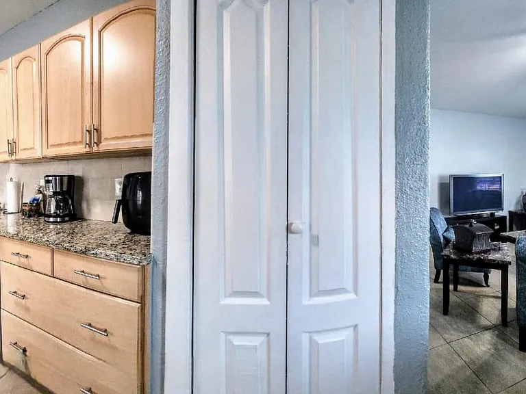 2705 W Columbus Dr — Photo 5